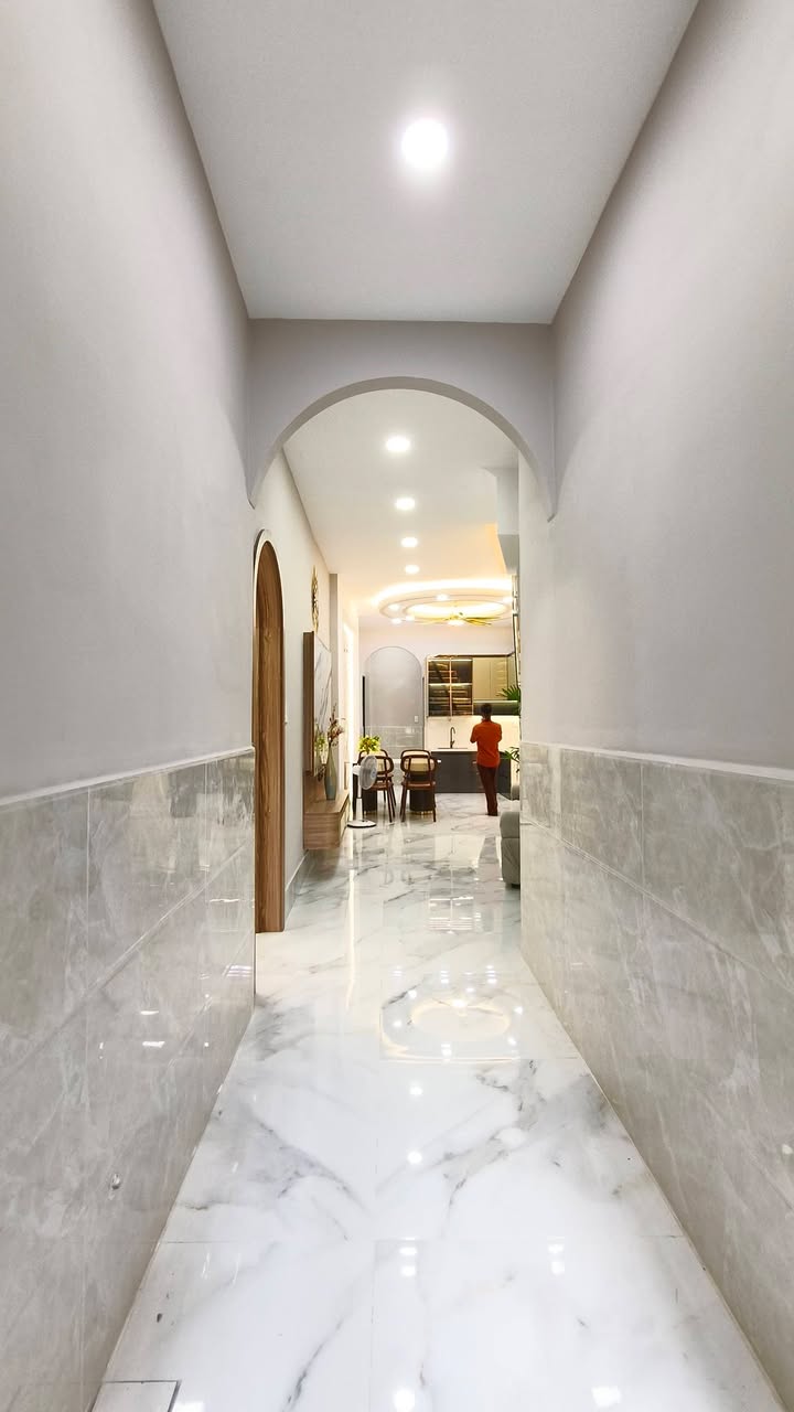 Nhà 2 tầng Lạc Long Quân Q11 38m² giá 4.98 tỷ - Hẻm xe tải 8m rộng rãi!