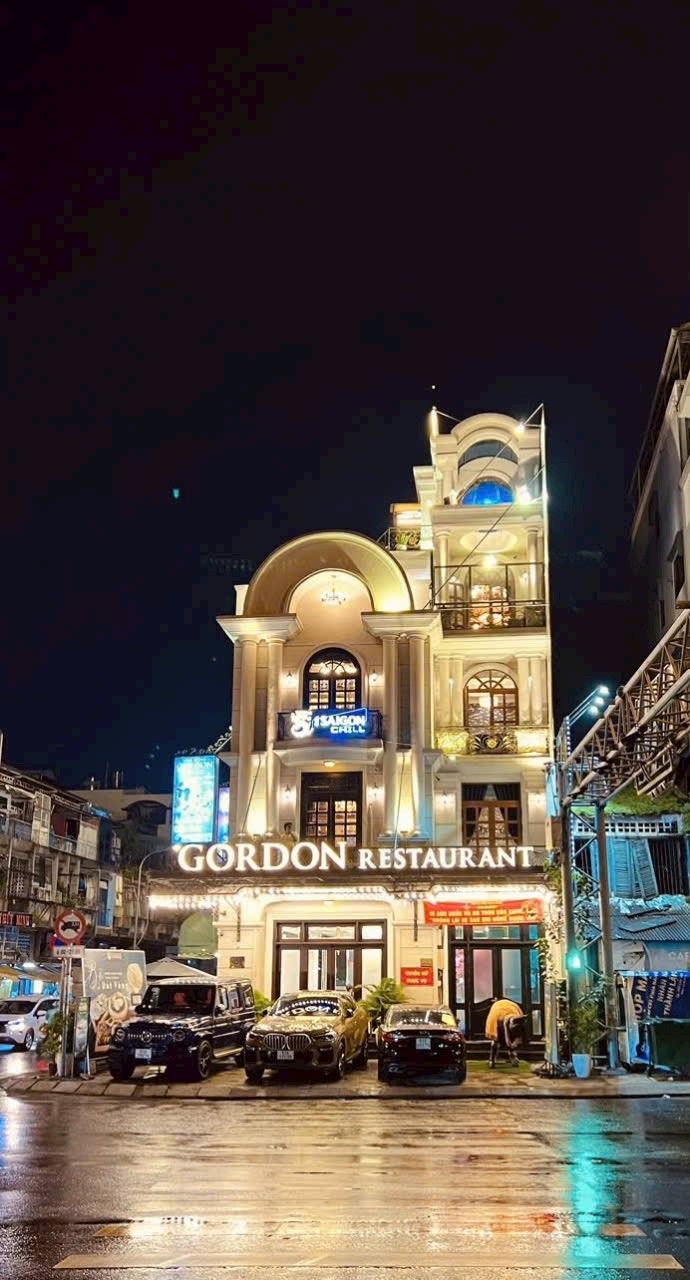 Nhà góc 2 mặt tiền 177.74m² giá 120 tỷ - Vị trí vàng Quận 1!