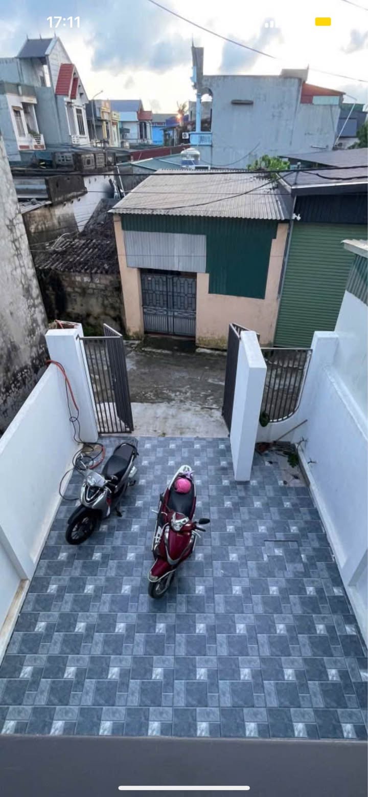 Nhà 2 tầng Quảng Thịnh 97m² giá 2.6 tỷ - Ô tô để trong sân, sẵn sàng ở ngay!