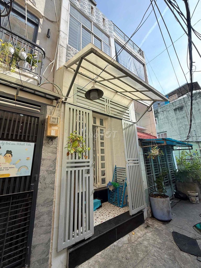 Nhà Nguyên Căn Tại Đường Tôn Đản, Quận 4 - Giá 11 triệu, Ngay Trung Tâm!