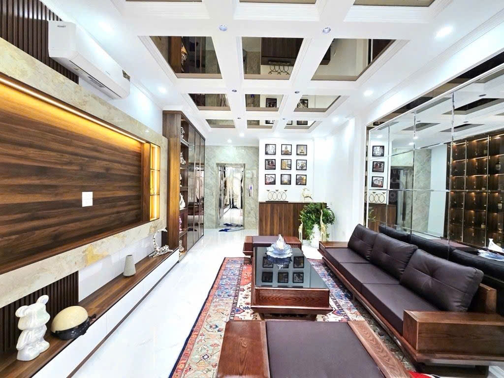 Bán nhà Xuân La chính chủ 45m² giá 12.7 tỷ - Thiết kế hiện đại, thang máy nhập khẩu!