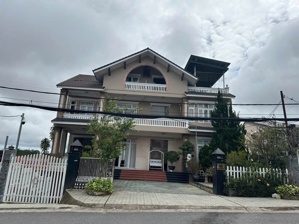 Villa mặt tiền Hồ Tùng Mậu, Đà Lạt 406m² giá 120 tỷ - Đầu tư sinh lời tối ưu!