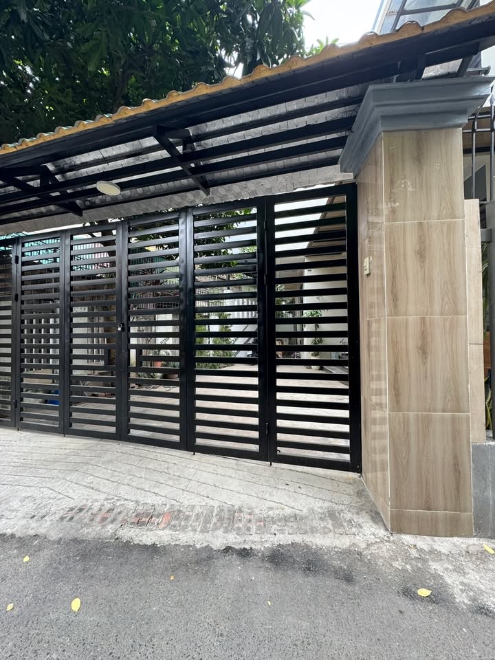 Nhà phố 5 tầng phố Lệ Mật, 5.6m² giá 11 tỷ - Sổ đỏ chính chủ, nội thất đầy đủ!