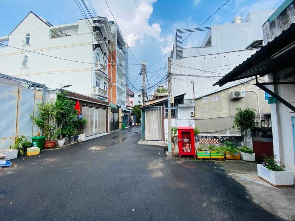 Nhà 3 tầng Võ Văn Ngân, Thủ Đức 100m² giá 7.8 tỷ - Tiện ích đầy đủ, phù hợp CHDV!