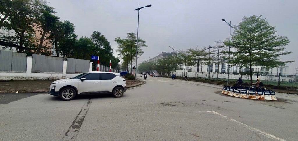 Bán đất lô góc Vũ Đình Tụng, Thạch Bàn 52m² giá 10 tỷ - Đầu tư sinh lời lý tưởng!