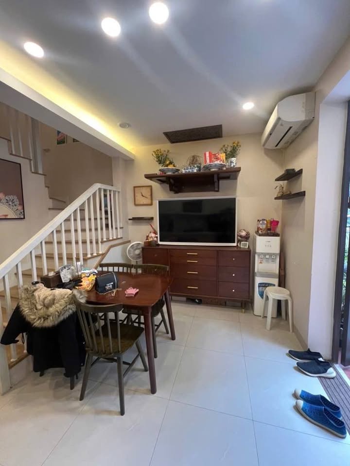 Nhà riêng Nguyễn Văn Cừ Long Biên 22m² giá 30 tỷ - Ô tô đỗ cửa, gần Hồ Gươm!