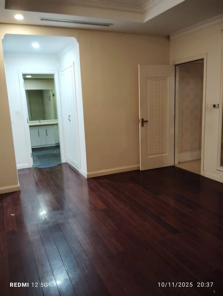 Căn hộ chung cư R2B Royal City Nguyễn Trãi 185m² giá 33 triệu - Căn góc siêu thoáng, view quảng trường!