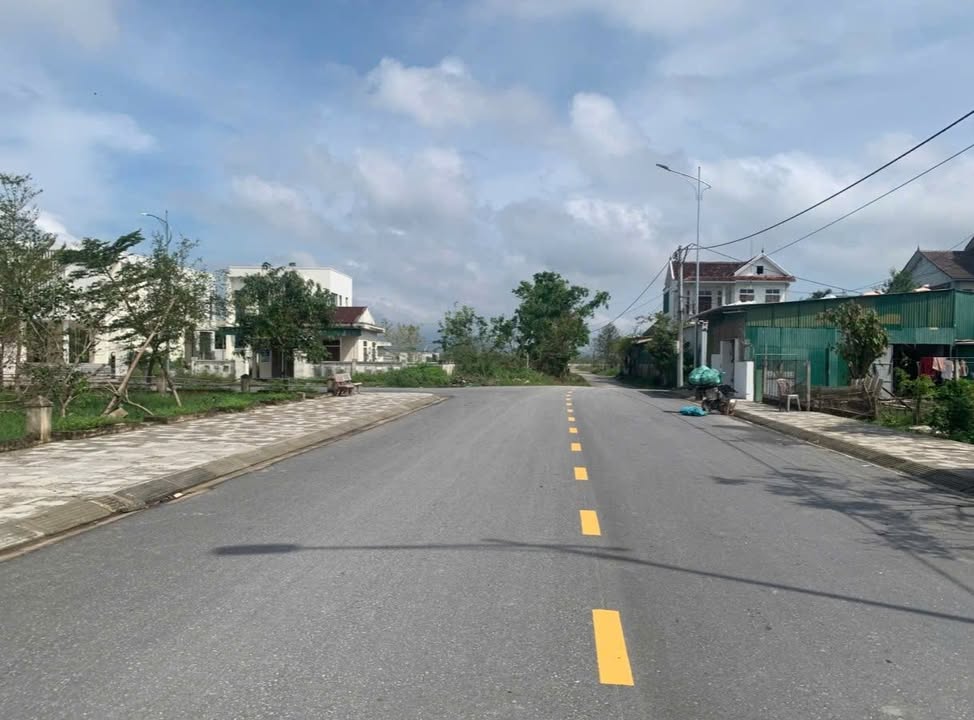 Đất thổ cư tại thôn Trung Hưng - Thạch Hưng, 239m² giá 3.9 tỷ - Tiềm năng đầu tư tuyệt vời!