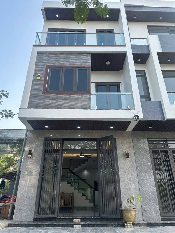 Nhà 3 tầng mặt đường Nguyễn Huy Tưởng, 48.5m² giá 3.699 tỷ - Pháp lý rõ ràng, khu dân cư văn minh!
