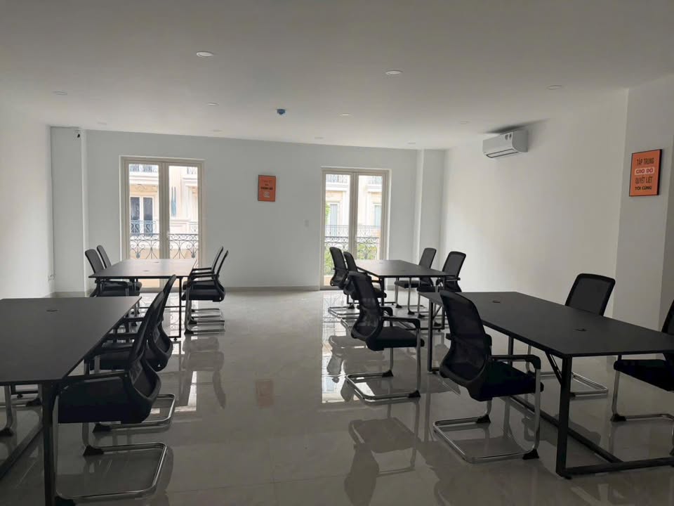 Văn phòng cho thuê Vạn Phúc City 140m² giá 14 triệu - Nội thất hiện đại, sẵn sàng làm việc!