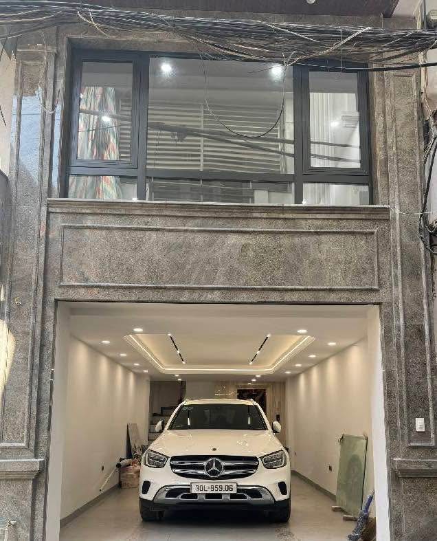 Bán nhà phố Hoàng Quốc Việt 42m² giá 23.2 tỷ - Kinh doanh đỉnh cao với thang máy!