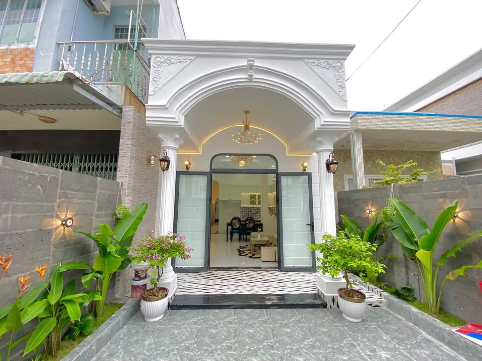 Nhà phố phường 4 Mỹ Tho 100m² giá 3.2 tỷ - Thiết kế hiện đại, nội thất cao cấp!