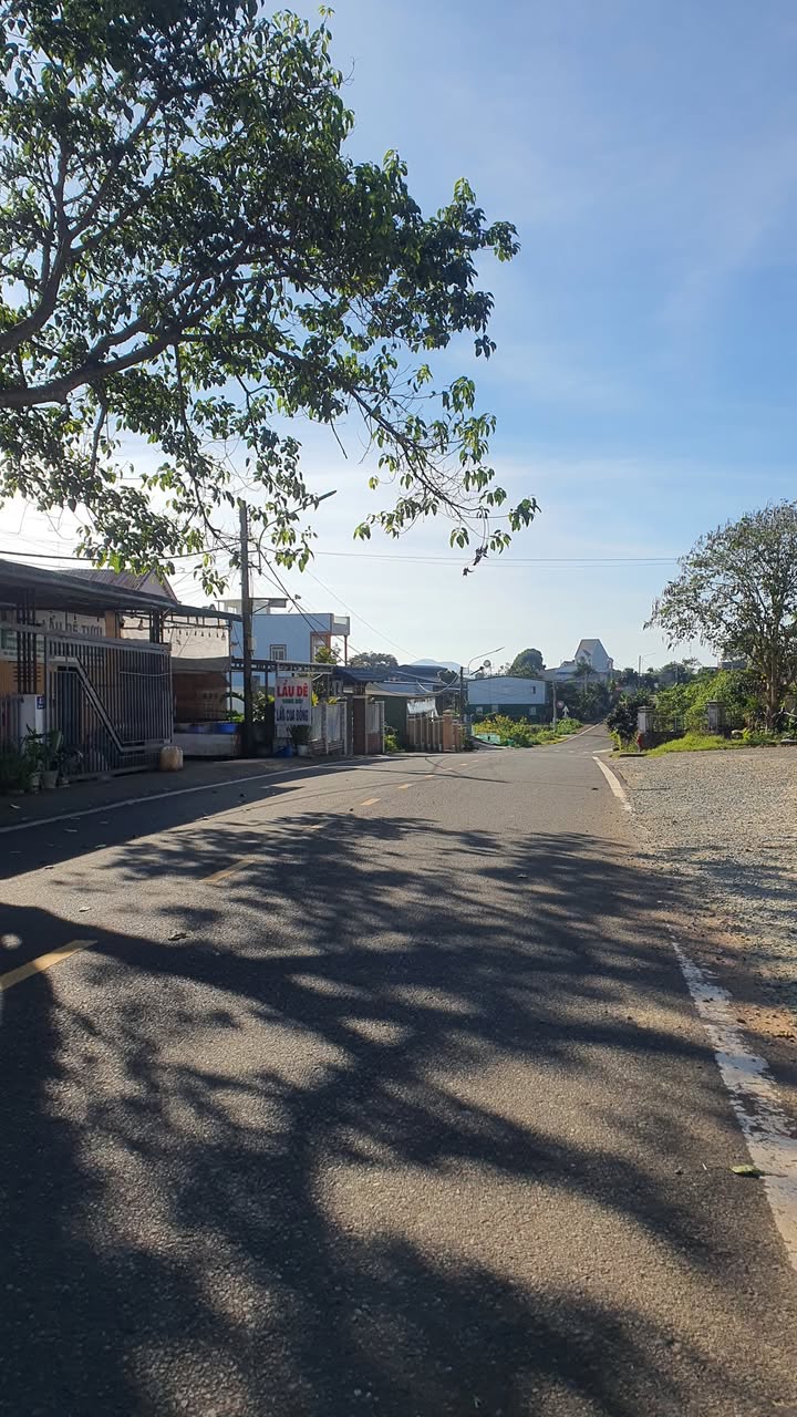 Nhà phố Di Linh 124.8m² giá 2 tỷ - Sổ hồng chính chủ, gần chợ và quốc lộ!