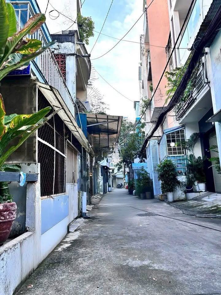 Nhà phố 2 mặt tiền hẻm xe hơi Trịnh Đình Trọng, Quận 11, 54m² giá 6.5 tỷ - Cơ hội đầu tư không thể bỏ lỡ!