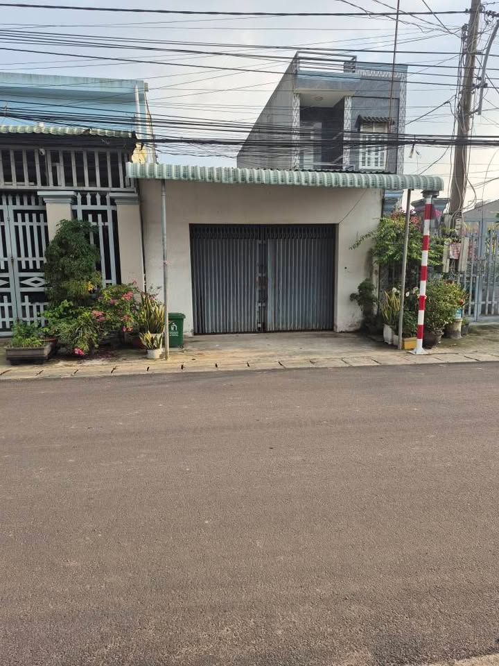 Nhà cấp 4 và đất mặt tiền đường nhựa Mỹ Xuân 200m² giá 2 tỷ - Kinh doanh thuận lợi!