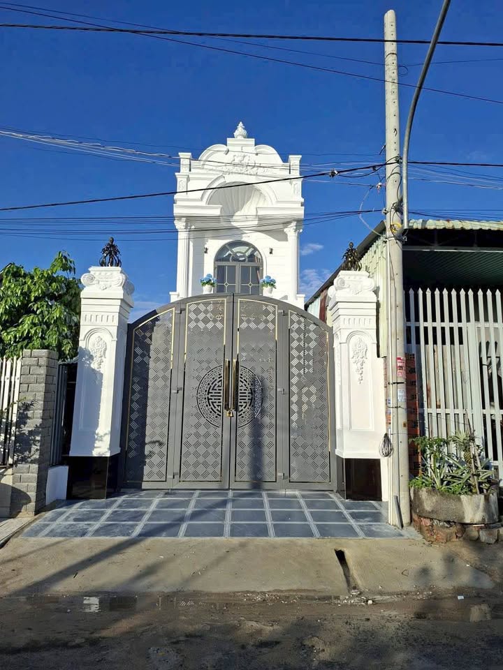 Nhà Lầu Gần Toà Thánh Tây Ninh 144m² giá 2.79 tỷ - Nhà mới 100% sẵn sàng vào ở!