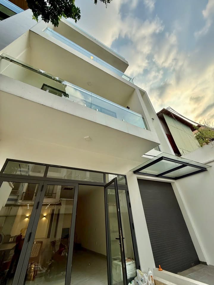 Biệt thự 4 tầng thang máy đường Nguyễn Chí Thanh, Quận 5 - Khu dân trí cao, giá thỏa thuận!