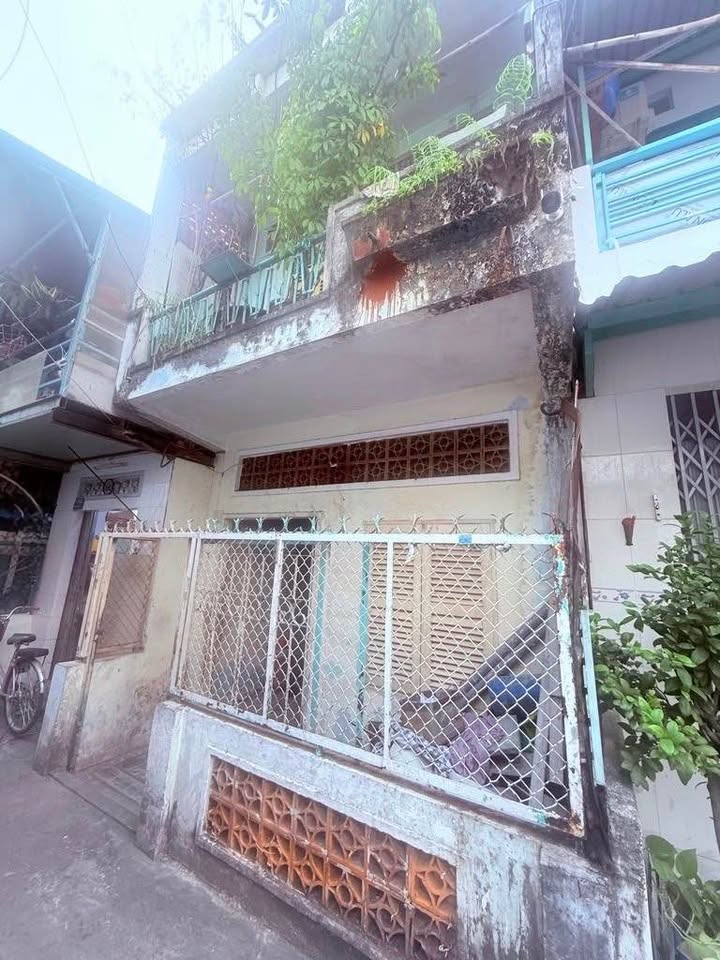 Nhà phố Quận 11, đường Hàn Hải Nguyên, 27.7m² giá 4.9 tỷ - Tiện xây mới hoặc sửa chữa!