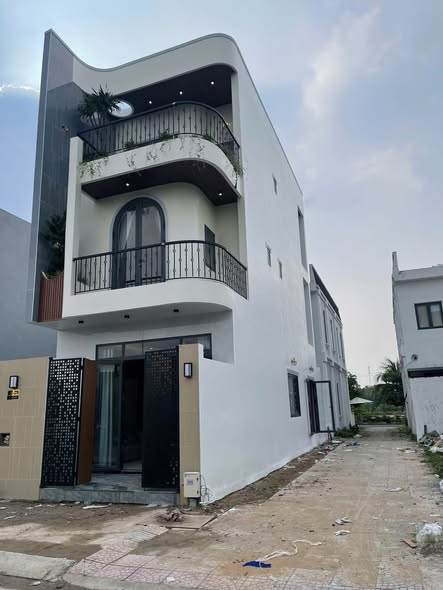 Nhà phố The Sol City Cần Giuộc 75m² giá 4.85 tỷ - Căn góc 2 mặt tiền thoáng mát!