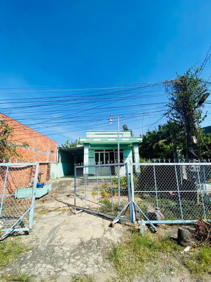 Nhà đất Hòa Thành, Tây Ninh 300m² giá 1.89 tỷ - Gần trường học và văn phòng ấp!