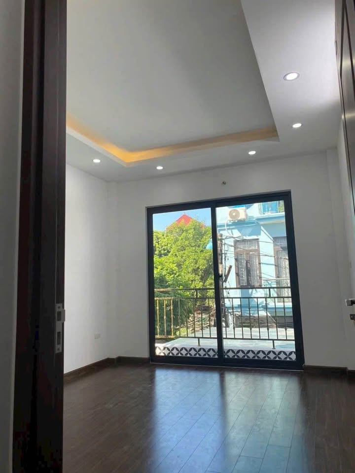 Nhà phố lô góc Xuân La 54m² giá thỏa thuận - Ô tô đỗ cửa, vị trí đắc địa!