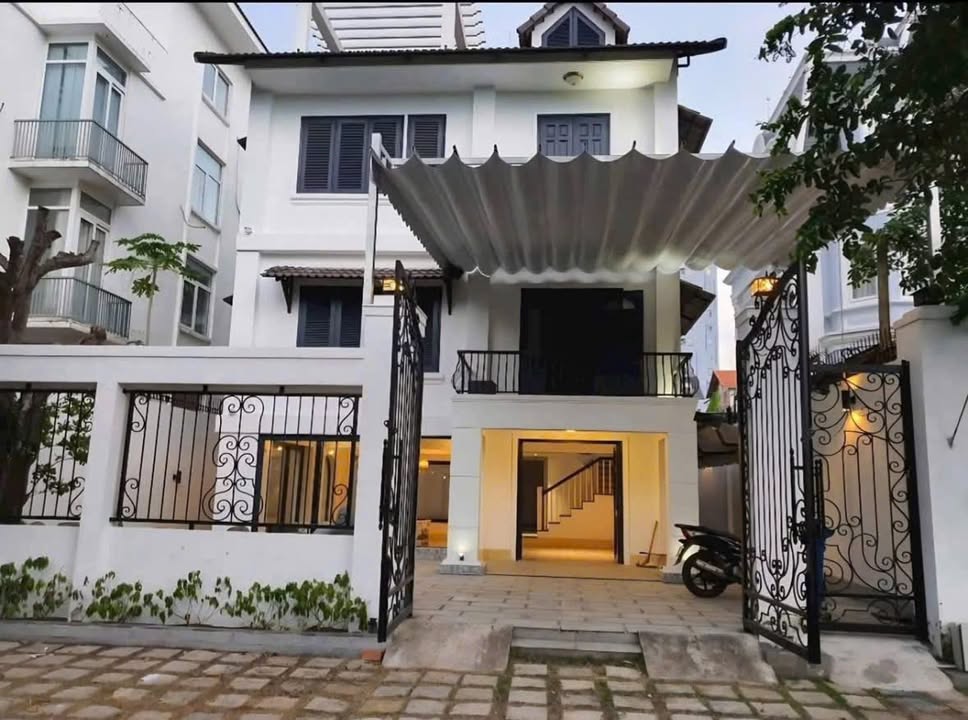 Biệt thự cho thuê đường Gò Ô Môi, Quận 7, diện tích 240m² - An ninh 24/24, view sông thoáng mát!