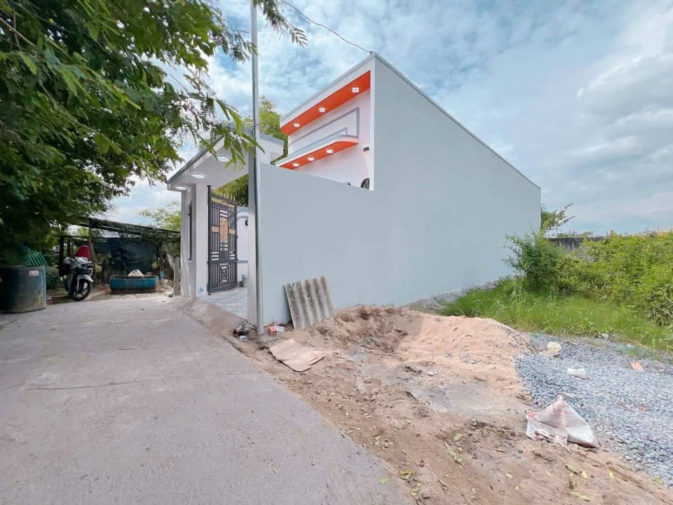 Bán Nhà Cấp 4 Xã Mỹ Lộc, Cần Giuộc, Long An - Giá 1.69 Tỷ, Đối Diện Khu Dân Cư Đông Đúc!