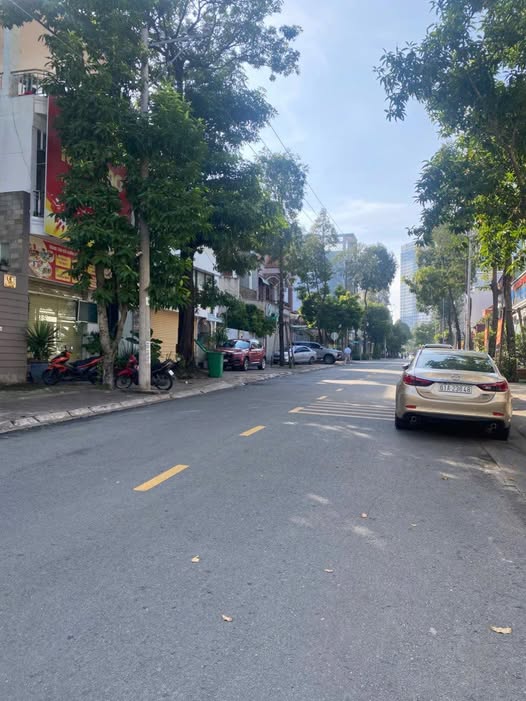 Nhà phố Chánh Nghĩa Thủ Dầu Một 100m² giá 11 tỷ - Nội thất đẹp, vào ở ngay!