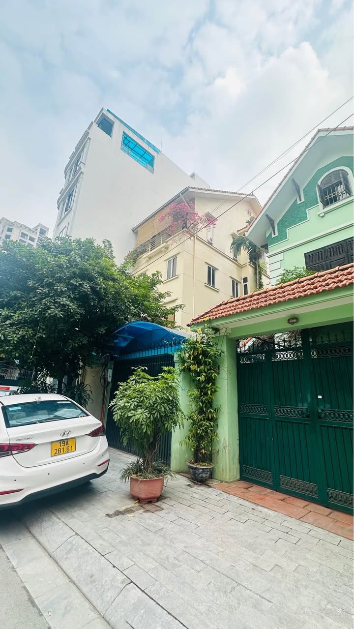 Nhà phố Lạc Long Quân Tây Hồ 95m² giá 30 tỷ - Vị trí đắc địa gần Hồ Tây!