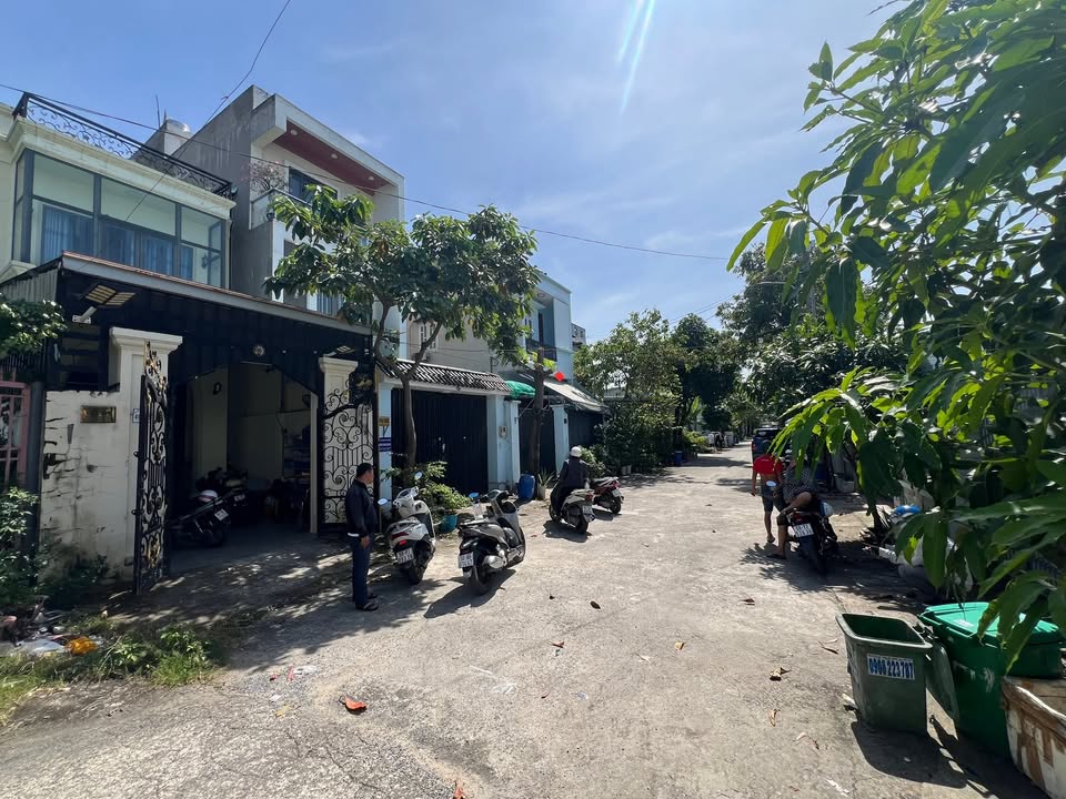 Nhà phố Hóc Môn 99m² giá thỏa thuận - Sổ hồng riêng, gần hồ bơi trường Nguyễn Thị Nuôi!