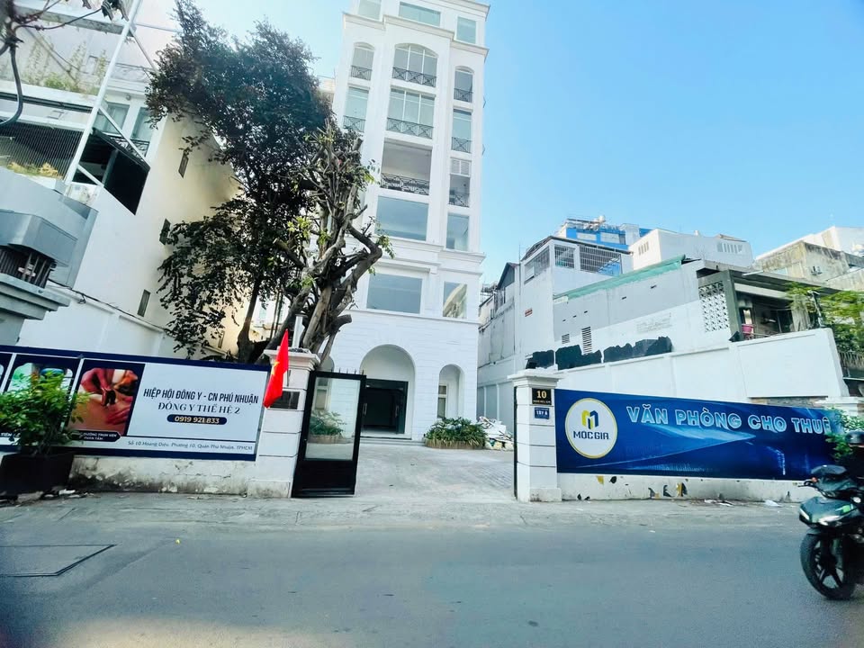 Cho thuê tòa nhà mặt tiền 10 Hoàng Diệu, Phú Nhuận - Diện tích 600m², giá tốt!
