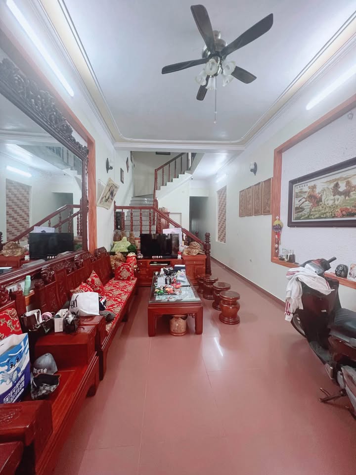 Nhà 2 Tầng Phường Hoàng Văn Thụ 113m² giá 3 tỷ - Đỗ xe 24 chỗ thoải mái!