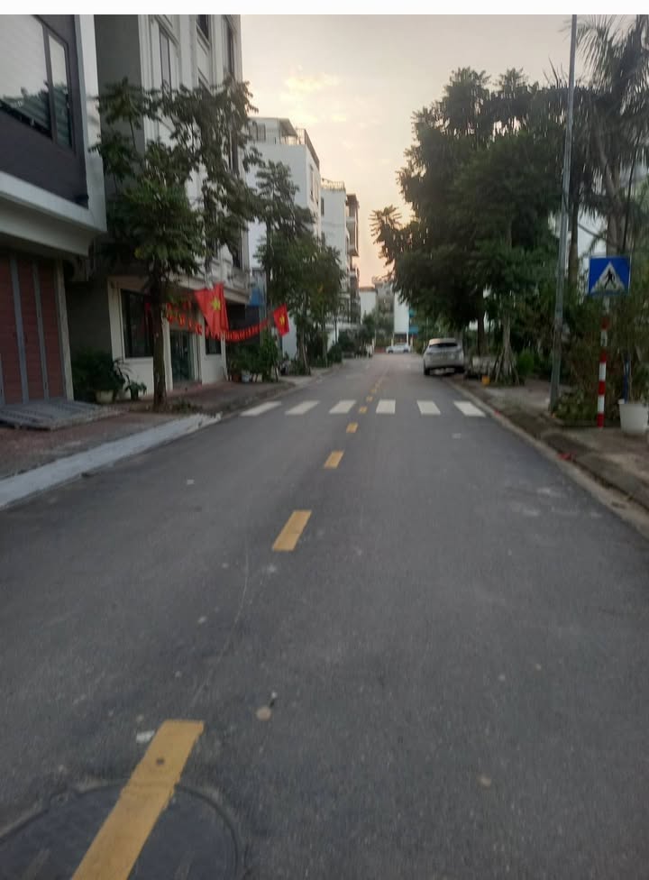 Đất Khu Tái Định Cư Ngọc Thụy 30m² giá 9 tỷ - Sổ đỏ chính chủ, vị trí đẹp!