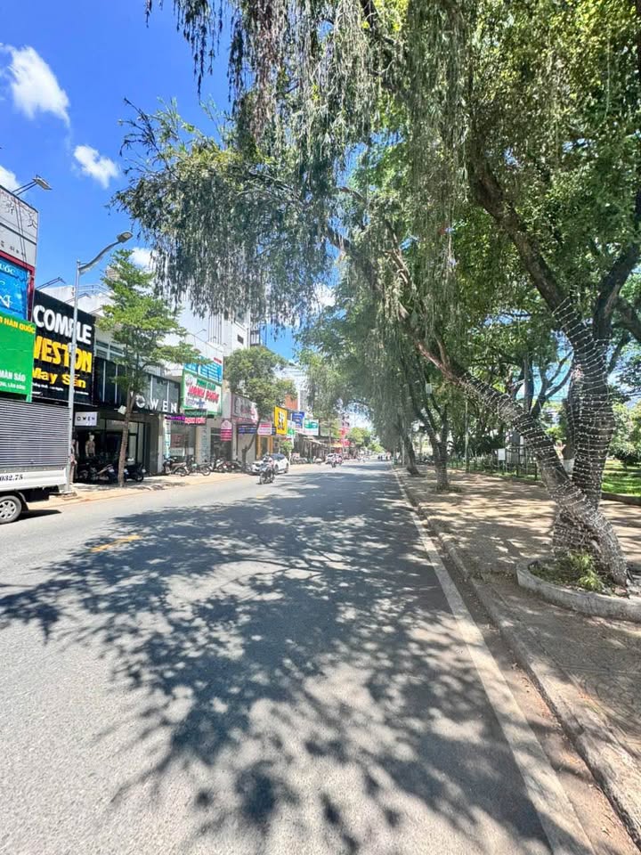 Nhà phố mặt tiền Thống Nhất, Đức Trọng, Lâm Đồng 110m² giá 13.5 tỷ - Đối diện công viên, kinh doanh sầm uất!