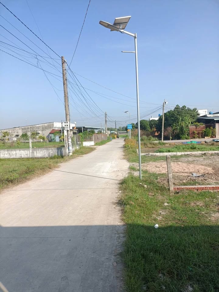 Nhà mặt tiền đường bê tông xã Đức Hòa Thượng 125m² giá 2.3 tỷ - Sân rộng thoáng mát!