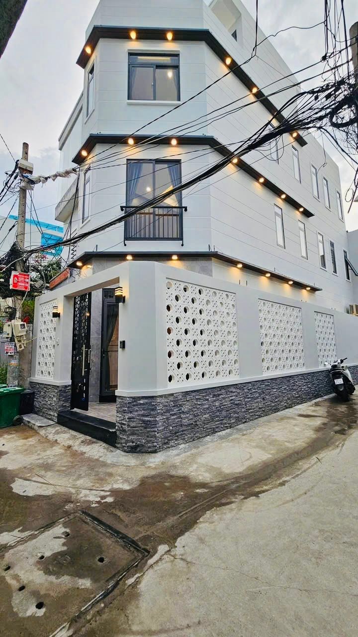 Bán tòa nhà 5 tầng đường Khánh Hội, Q4 - 16PN, 16WC, thu nhập khủng 131 triệu/tháng!