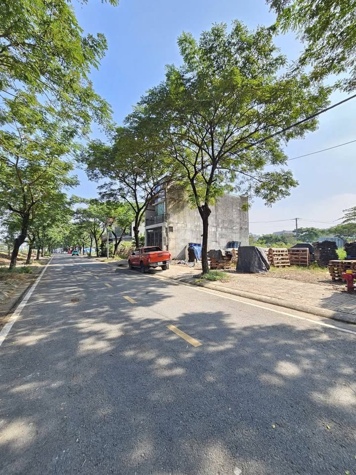 Đất nền mặt tiền đường Song Hành, Dĩ An 317.7m² giá 13.5 tỷ - Phù hợp đầu tư!