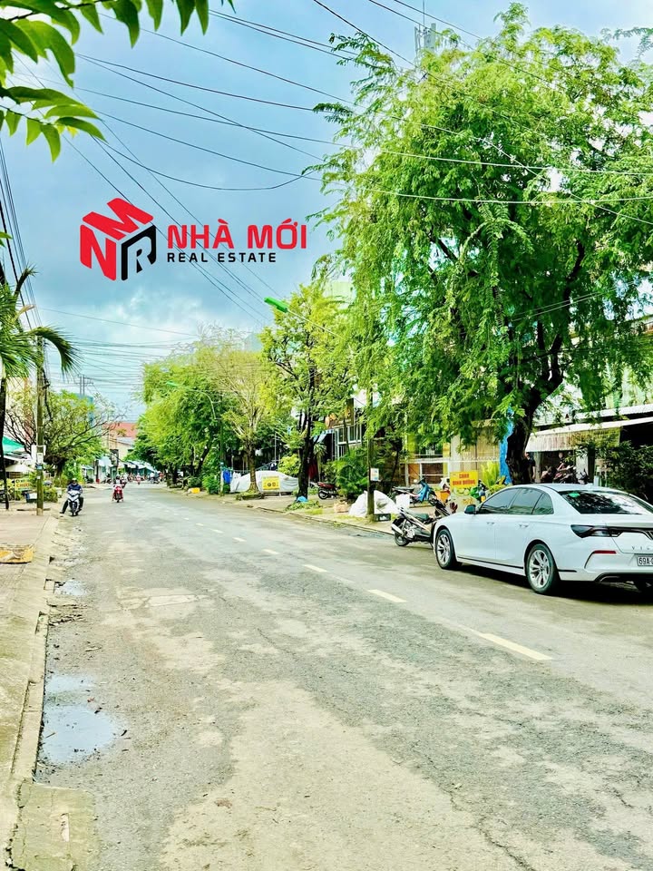 Đất mặt tiền Phạm Hồng Thám Cà Mau 287.85m² giá 10.9 tỷ - Tặng kèm 02 căn nhà