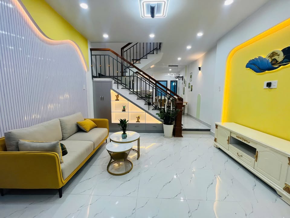 Nhà riêng Tân Phú 56m² giá 5.65 tỷ - Hoàn công đầy đủ, gần chợ và trường học!