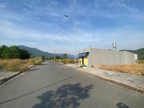 Đất nền Long Hương Bà Rịa 100m² giá 1.86 tỷ - Sổ đỏ chính chủ, bớt lộc!