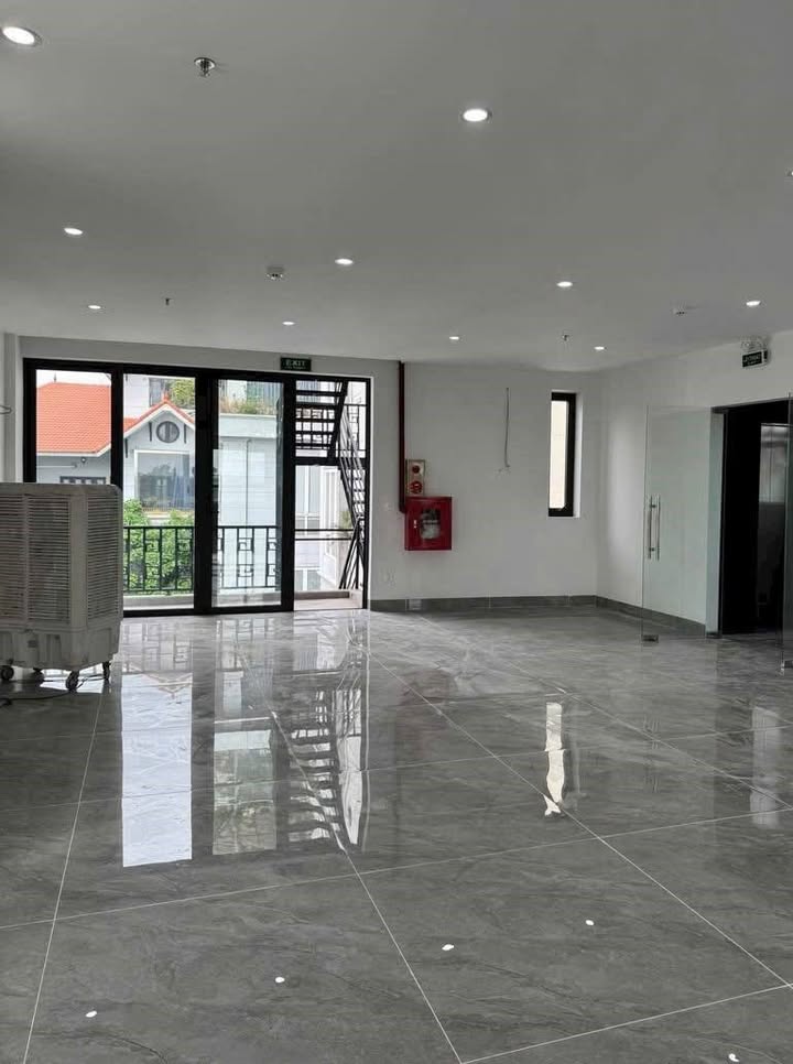 Cho thuê mặt bằng tầng 1 - phố Thạch Bàn, Long Biên 140m² - Nhà mới xây, thang máy hiện đại!