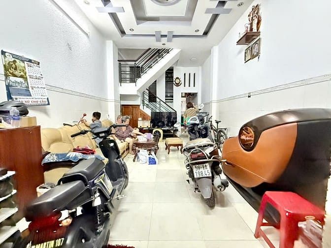 Nhà 3 tầng Nguyễn Văn Quá 52m² giá 5.3 tỷ - Đường hẻm xe hơi thông thoáng