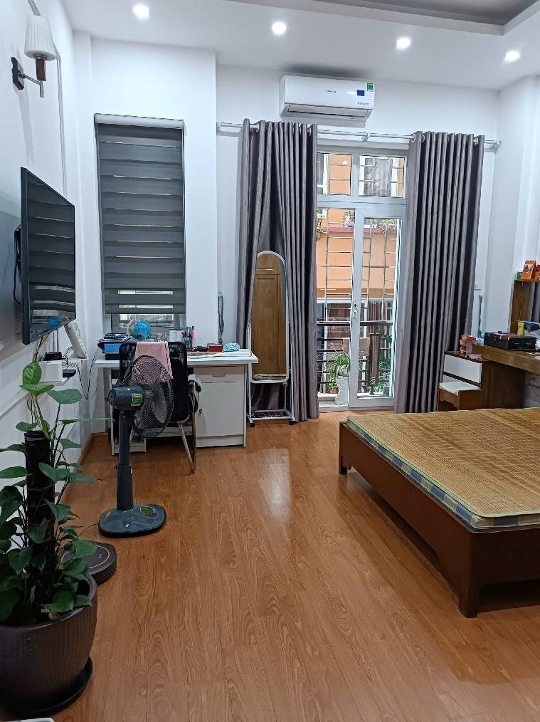 Nhà lô góc Nguyễn Chí Thanh 50m² giá 24 tỷ - Ô tô đỗ cửa, không gian thoáng đãng!