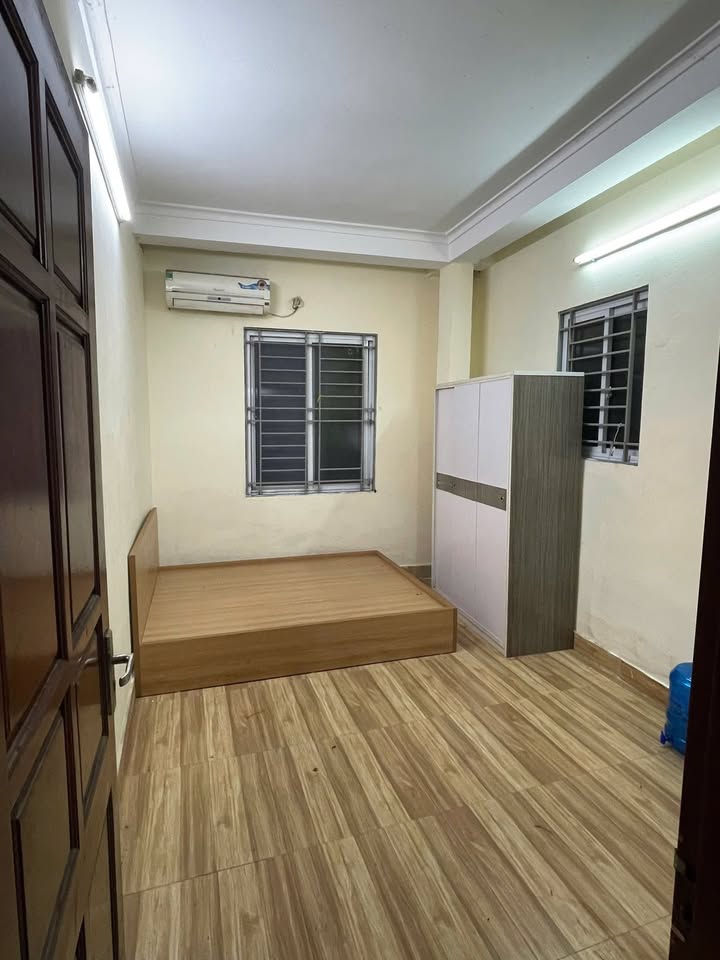 Phòng cho thuê tại Ngõ 42 Thịnh Liệt, 2.1 triệu - Ban công thoáng mát, sẵn sàng vào ở!