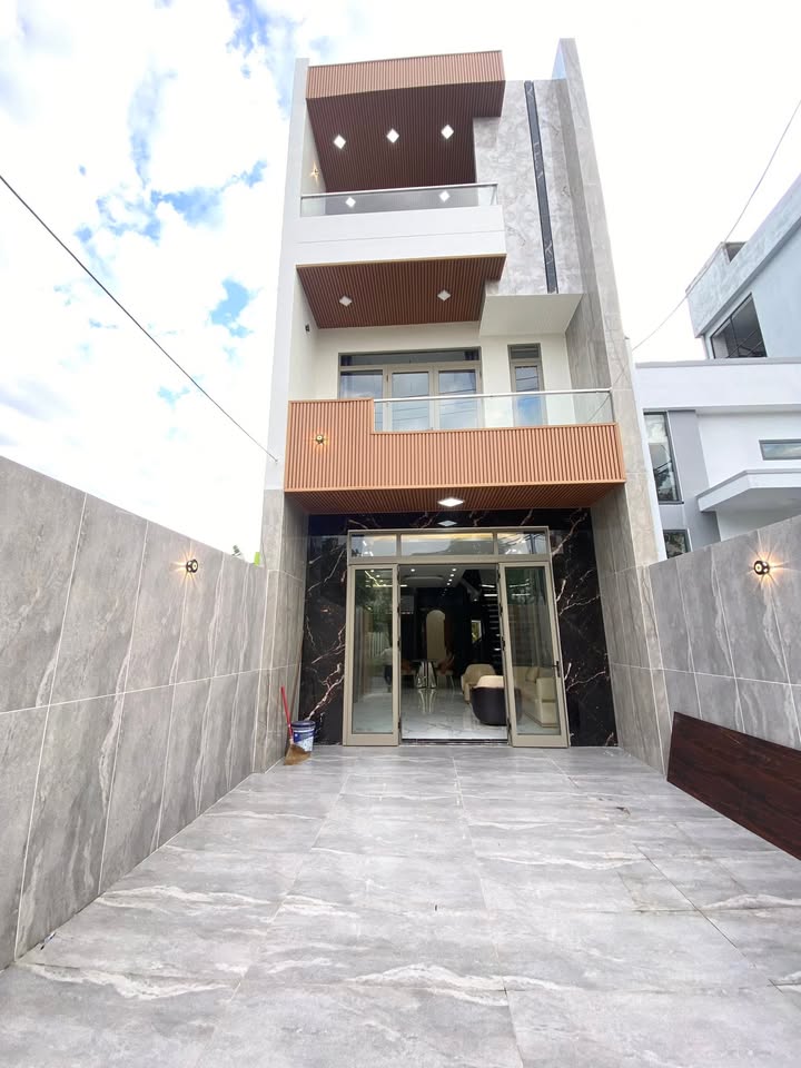 Nhà 3 tầng đường Kều Sơn Đen, Hòa Xuân, Đà Nẵng 100m² giá 7.35 tỷ - Full nội thất, ô tô vào tận nhà!