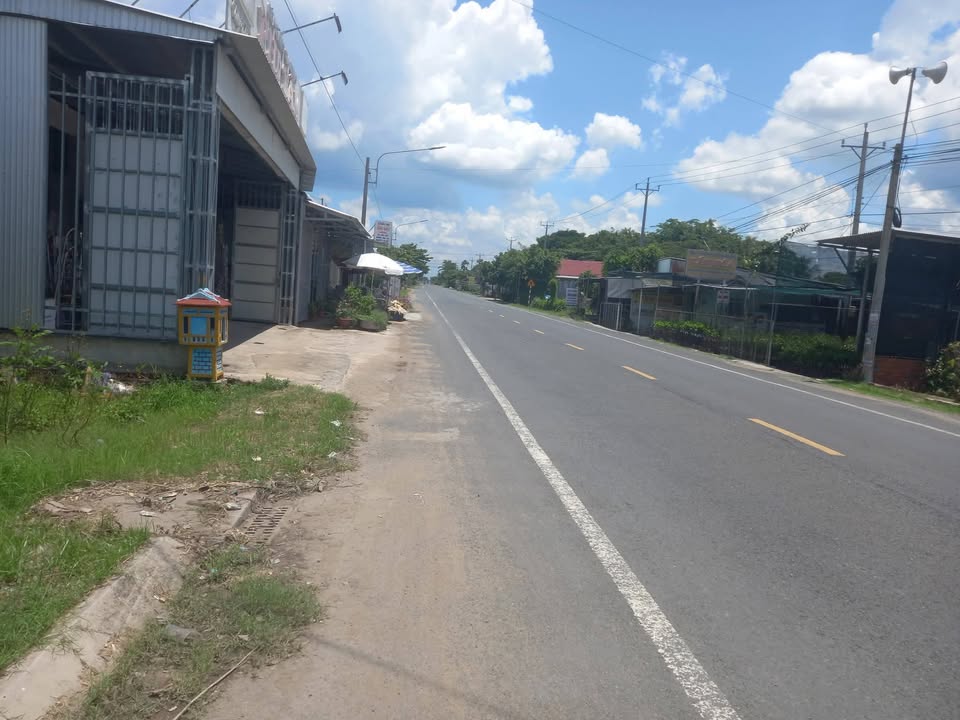 Nhà mặt tiền Quốc lộ 57, Bến Tre 108m² giá 1.1 tỷ - Dọn vào ở ngay!