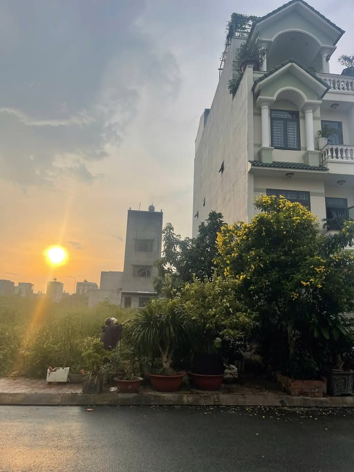 Lô đất KDC PHT9 Đông Hoà Dĩ An 100m² giá 5 tỷ - Đường lớn, hướng Đông mát mẻ!