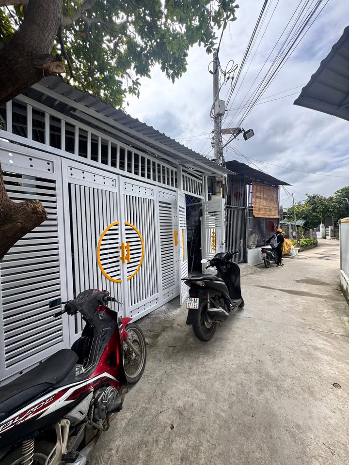 Nhà phố mặt tiền đường Lam Sơn, Ba Ngòi 90m² giá 1 tỷ - Tiện ích đa dạng xung quanh!