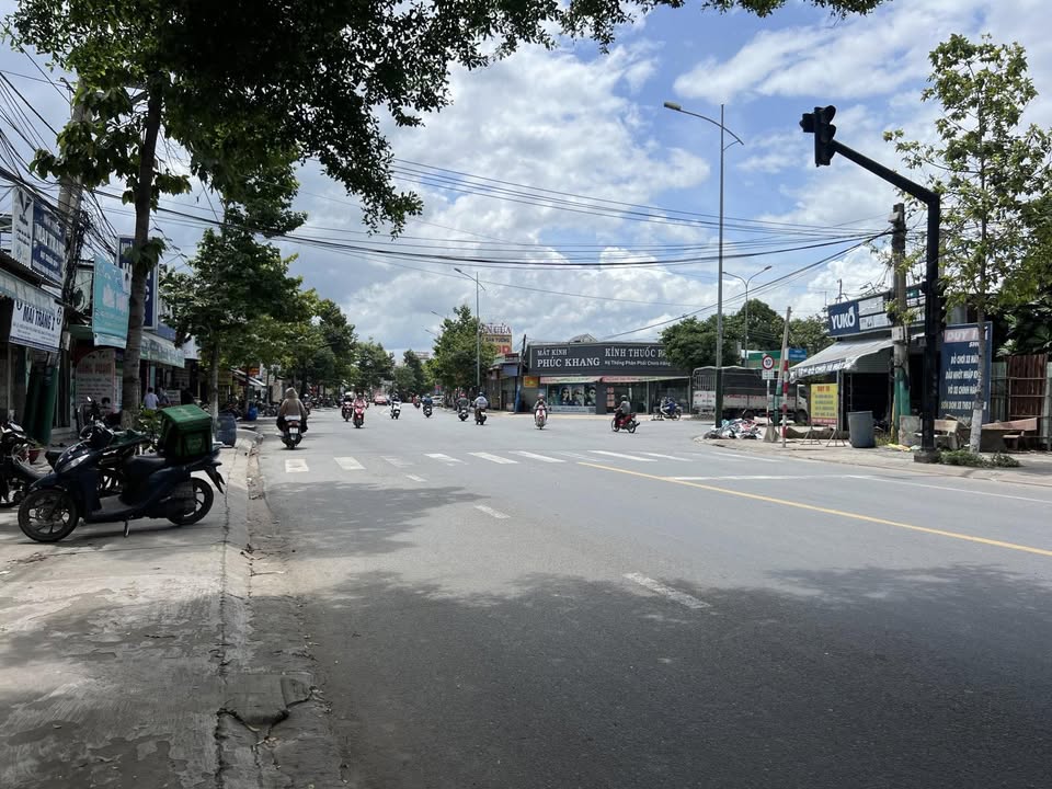 Nhà mặt tiền Nguyễn Thị Minh Khai Dĩ An 81m² giá 6.8 tỷ - Kinh doanh sầm uất!