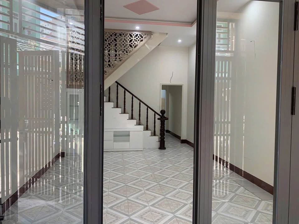 Nhà cho thuê mặt bằng có vỉa hè - Đường Lê Lợi 8 triệu/tháng - Kinh doanh thuận lợi!